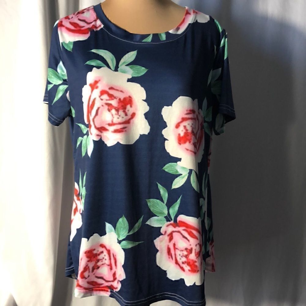 Ownest women’s medium navy floral tee